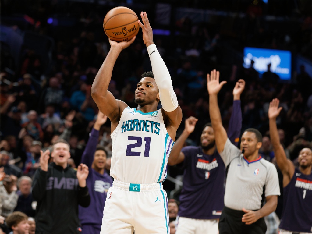 PJ-华盛顿张弓搭箭三分稳中求胜砍11分 不少教练表示,PJ华盛顿的成长速度让人刮